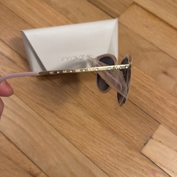 New Michael kors ADRIANNA light pink Round Sunglasses - Picture 8 of 9